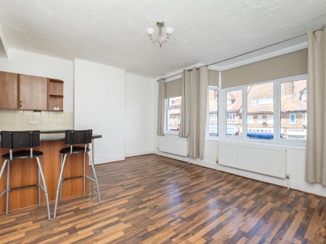 Flat for rent in Carshalton-on-the-Hill, Greater London