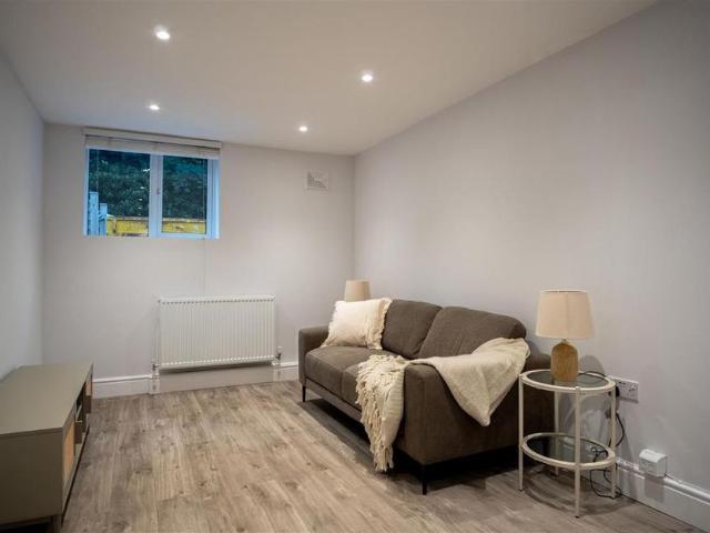 House for rent in Nutfield, Hillview