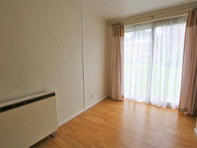 Flat for rent in Emmbrook, Wokingham