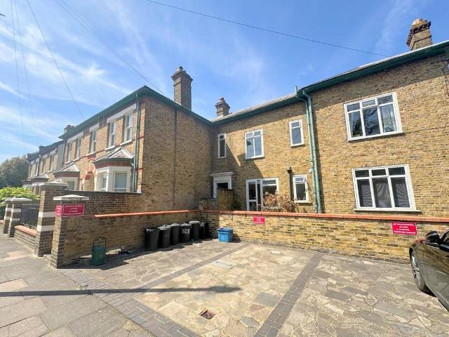 Flat for rent in Strawberry Hill, Greater London