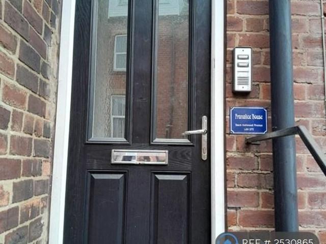 Flat for rent in Oakwood, West Yorkshire