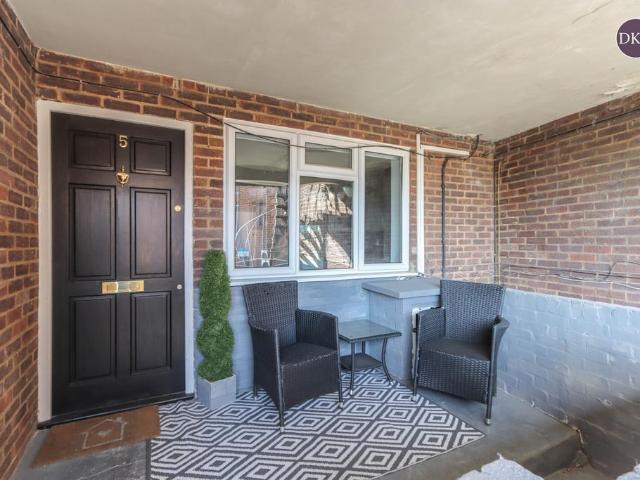 Flat for rent in Batchworth
