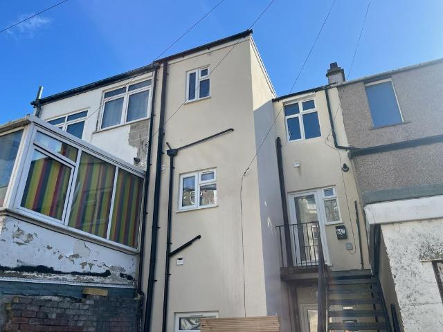 Flat for rent in West End, Bare