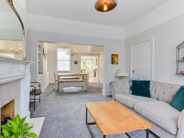 Flat for rent in Aldrington