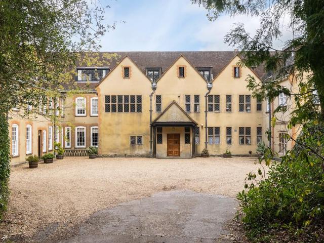 Flat for sale in Tower Hill, Pachesham Park