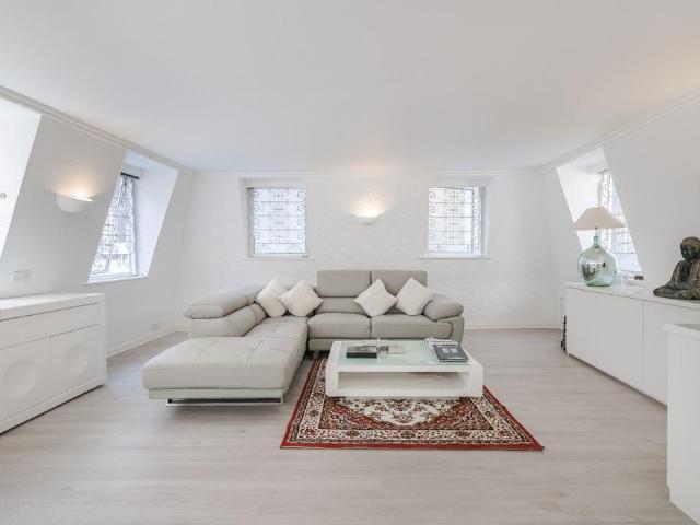 House for sale in Bayswater, Greater London