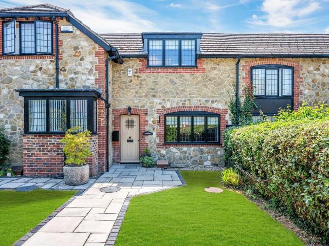 House for sale in Hillview, Surrey