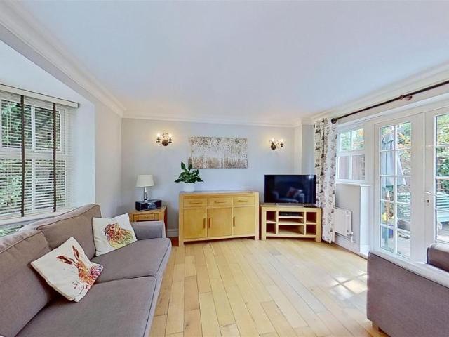 House for sale in Summerstown, Greater London
