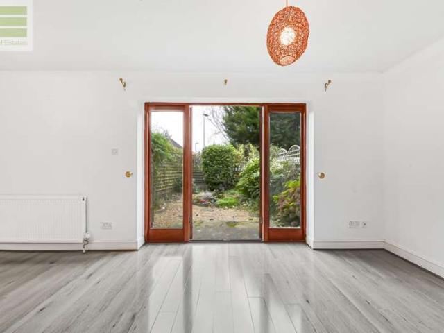 Townhouse for rent in Beddington, Greater London