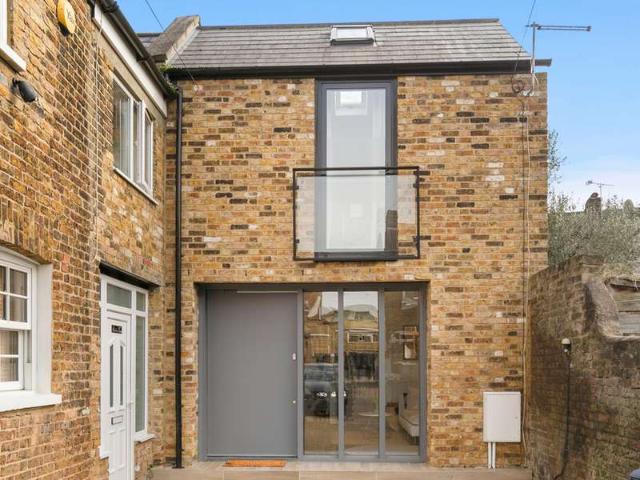 Townhouse for sale in London Borough of Lewisham, Greater London