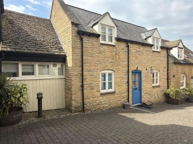 Townhouse for sale in Chipping Norton, Black Bourton