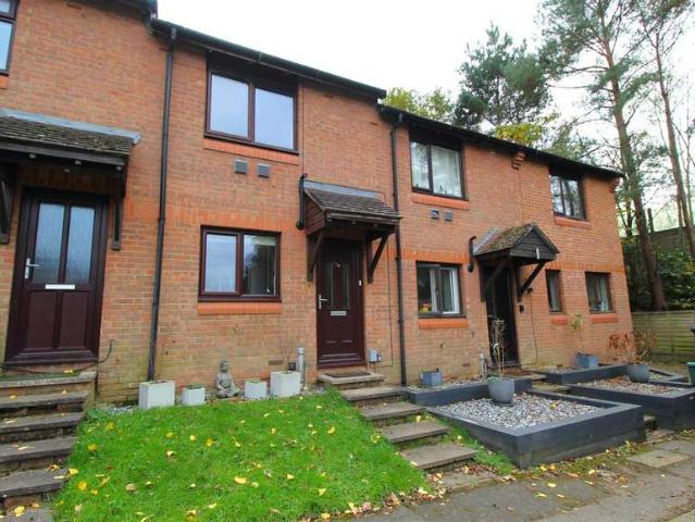 Townhouse for sale in Row Town, Surrey