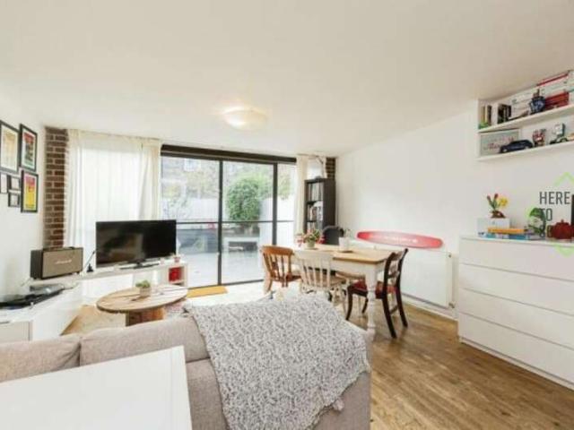 Townhouse for sale in Kensal Town, Greater London
