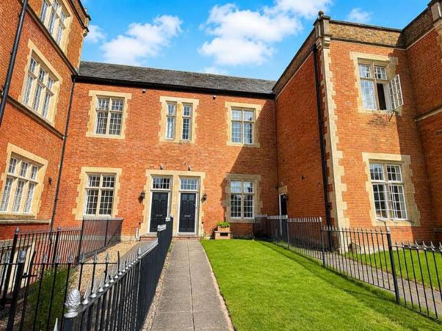 Townhouse for sale in Green Close, Warwickshire
