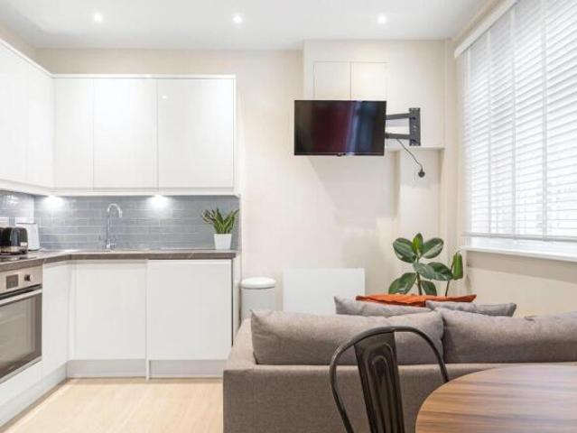 Townhouse for rent in Cat Hill, England