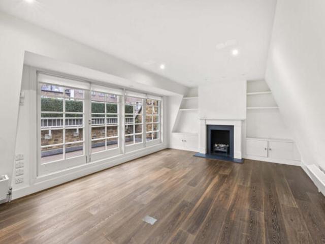 Townhouse for rent in Cat Hill, England