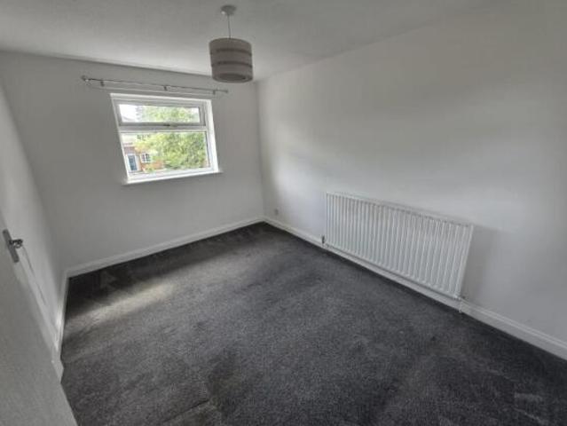 Townhouse for rent in Dones Green, Dutton