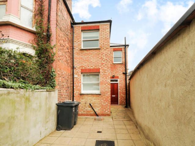 Townhouse for rent in Crouch End, Greater London