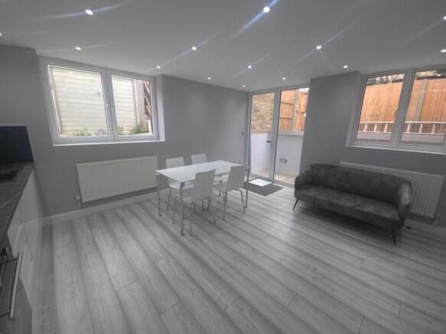 Townhouse for rent in Greater London