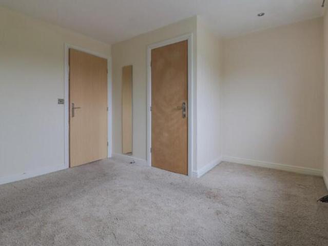 Townhouse for rent in Bradshaw, Lee Bank