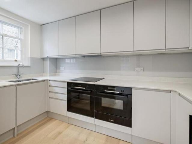 Townhouse for rent in Cat Hill, England
