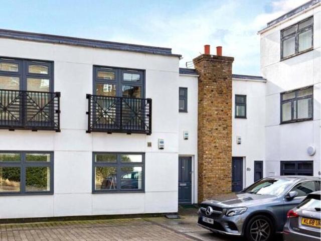Townhouse for rent in Camden Town, Greater London
