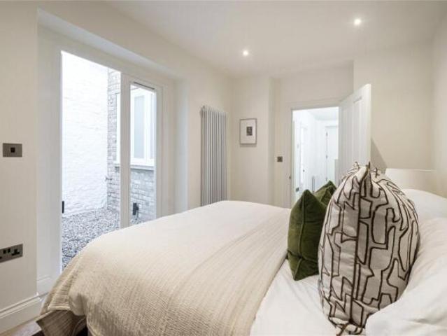 Townhouse for sale in North Kensington, Greater London