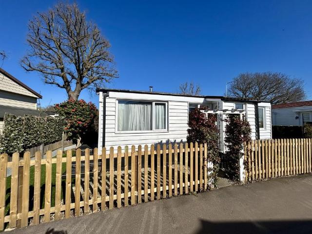 Park Home for sale in Sewardstonebury, Epping