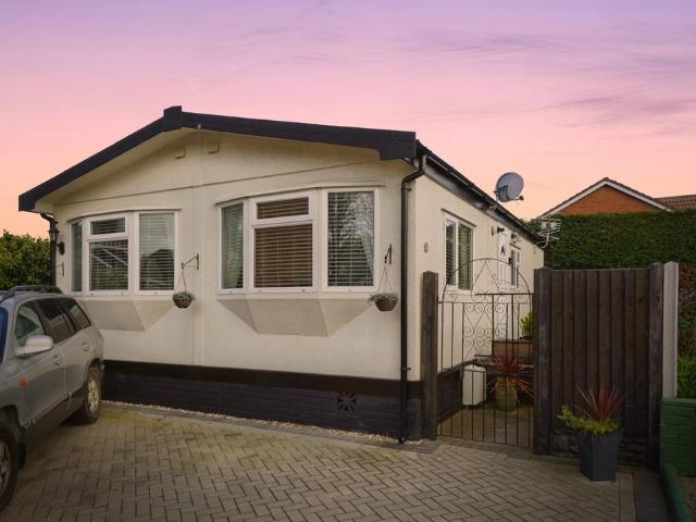 Park Home for sale in Pamington, Gloucestershire