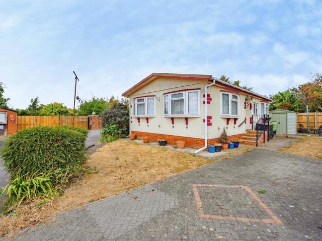Park Home for sale in Caddington, Bedfordshire