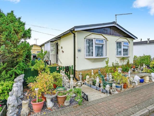 Park Home for sale in Slip End, Bedfordshire