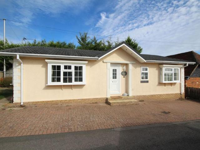 Park Home for sale in Denham, Gerrards Cross and Chalfonts Community Board, Chalfont St. Peter