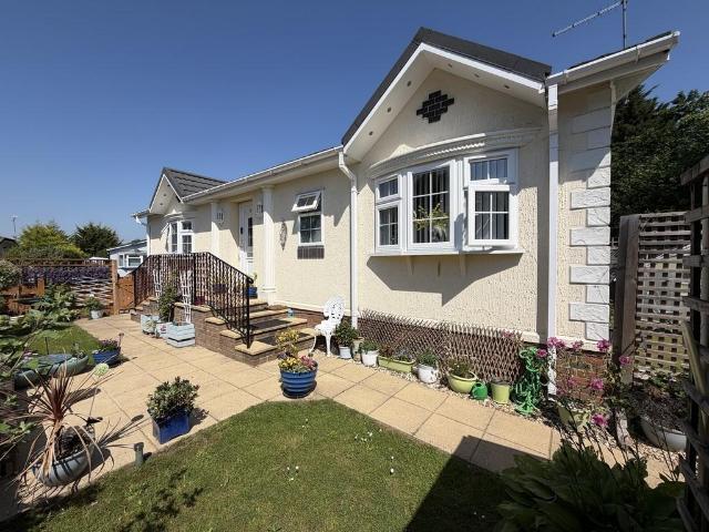 Park Home for sale in Heol-las, Surrey