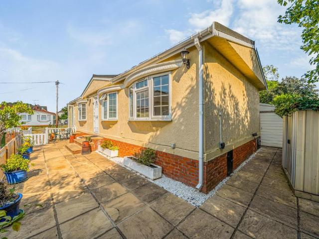 Park Home for sale in Little Sandhurst