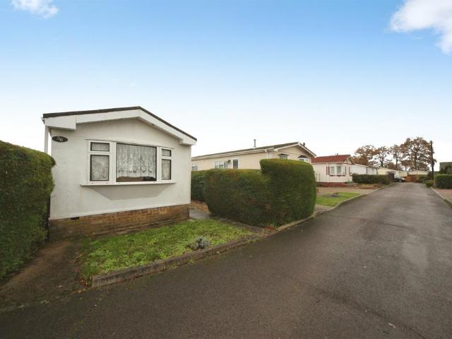 Park Home for sale in Slip End, Bedfordshire