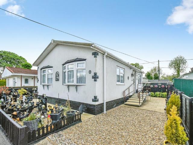 Park Home for sale in Lechlade, Fossebridge