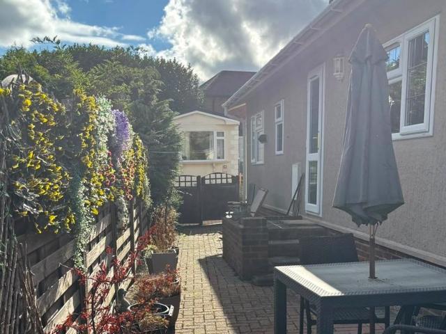 Park Home for sale in Denham, Gerrards Cross and Chalfonts Community Board, Chalfont St. Peter