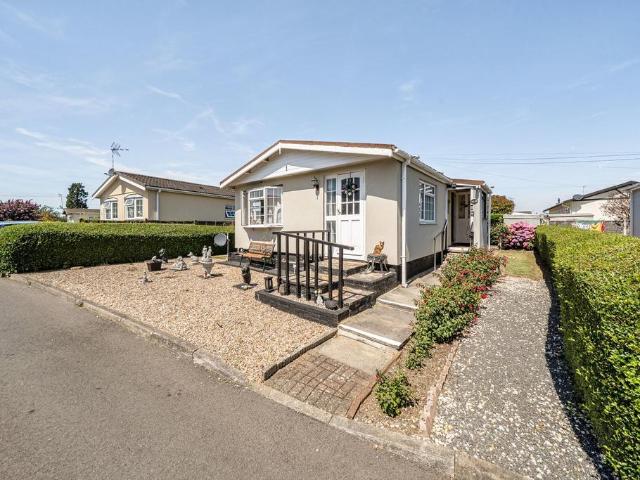 Park Home for sale in Slip End, Bedfordshire