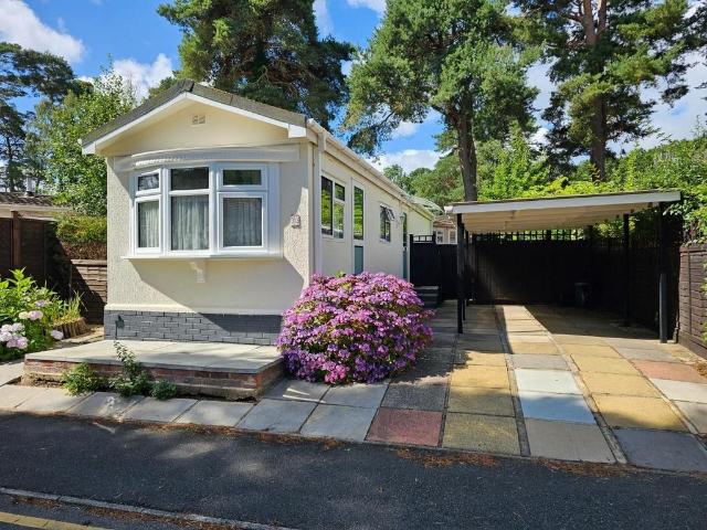 Park Home for sale in Finchampstead
