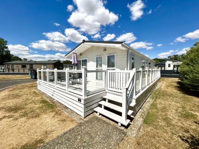 Park Home for sale in Fossebridge, Gloucestershire