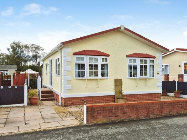 Park Home for sale in Chase Terrace, Lichfield