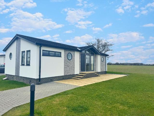Park Home for sale in Slip End, Bedfordshire