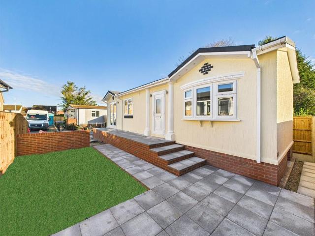 Park Home for sale in Swindon, Golden Valley