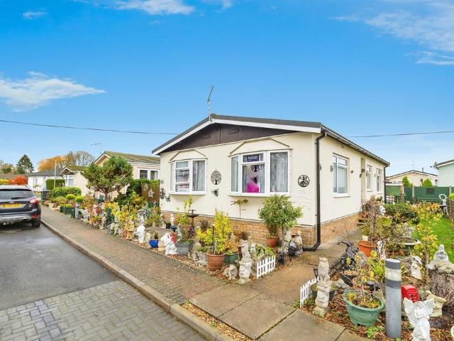 Park Home for sale in Slip End, Bedfordshire