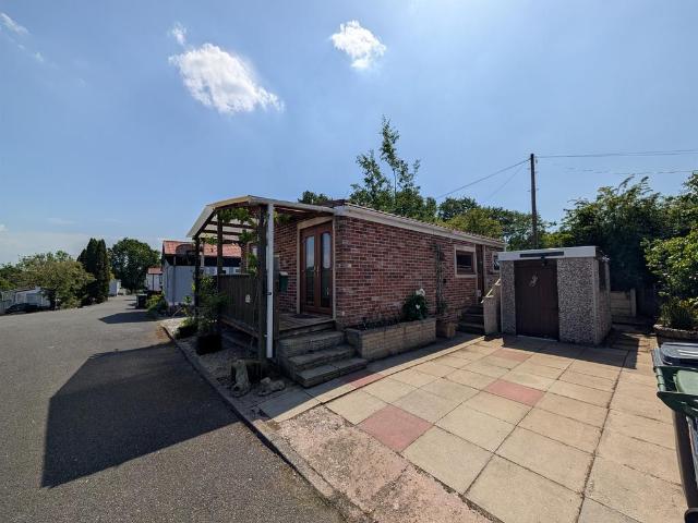 Park Home for sale in Meadowbank, Cheshire