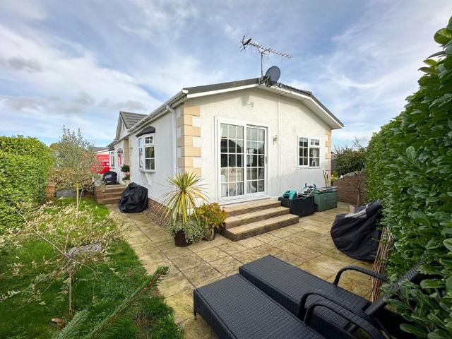 Park Home for sale in Slip End, Bedfordshire