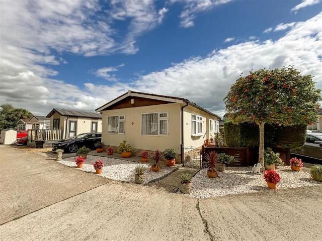 Park Home for sale in Aldingbourne, Clapham