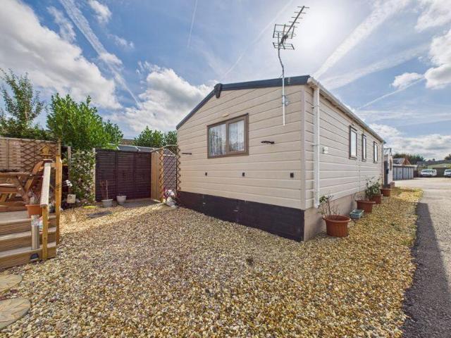 Park Home for sale in Pamington, Gloucestershire