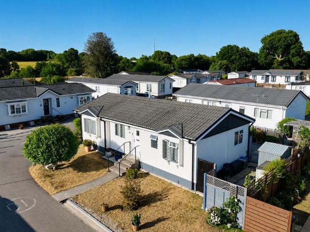 Park Home for sale in Batchworth, Hertfordshire