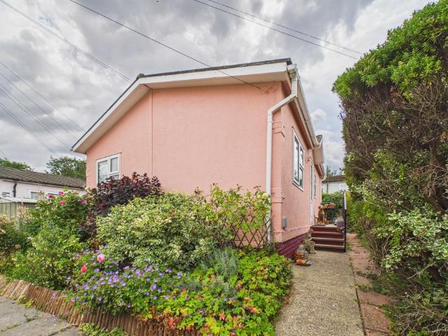 Park Home for sale in Box Hill Village, Pachesham Park